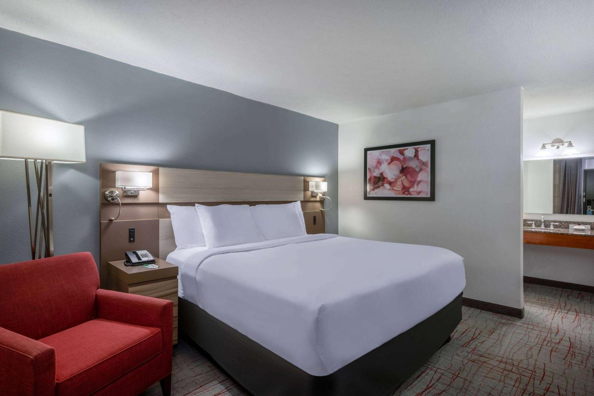 Отель Wyndham Garden Columbia-Ft Jackson Экстерьер фото