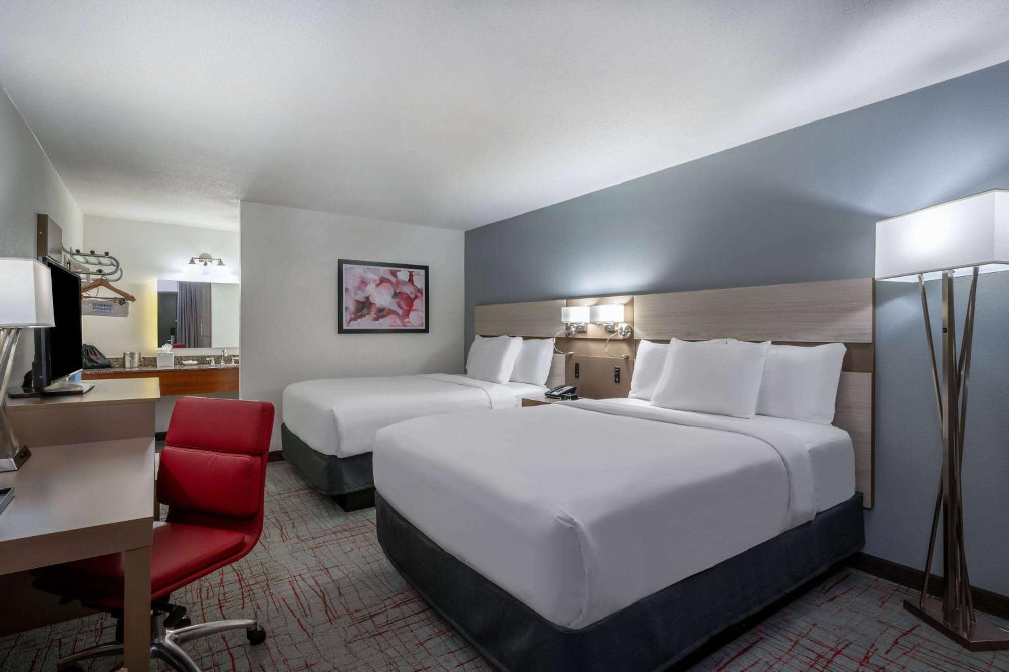Отель Wyndham Garden Columbia-Ft Jackson Экстерьер фото