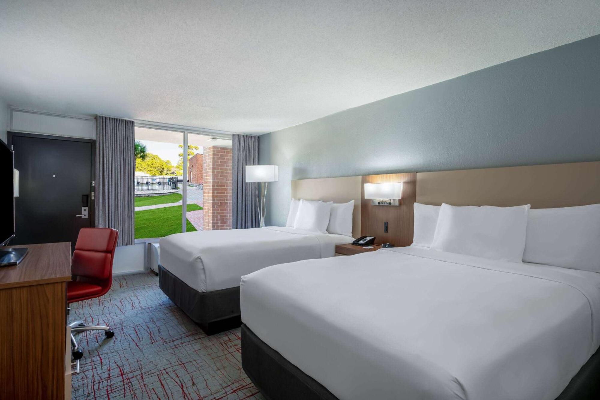 Отель Wyndham Garden Columbia-Ft Jackson Экстерьер фото