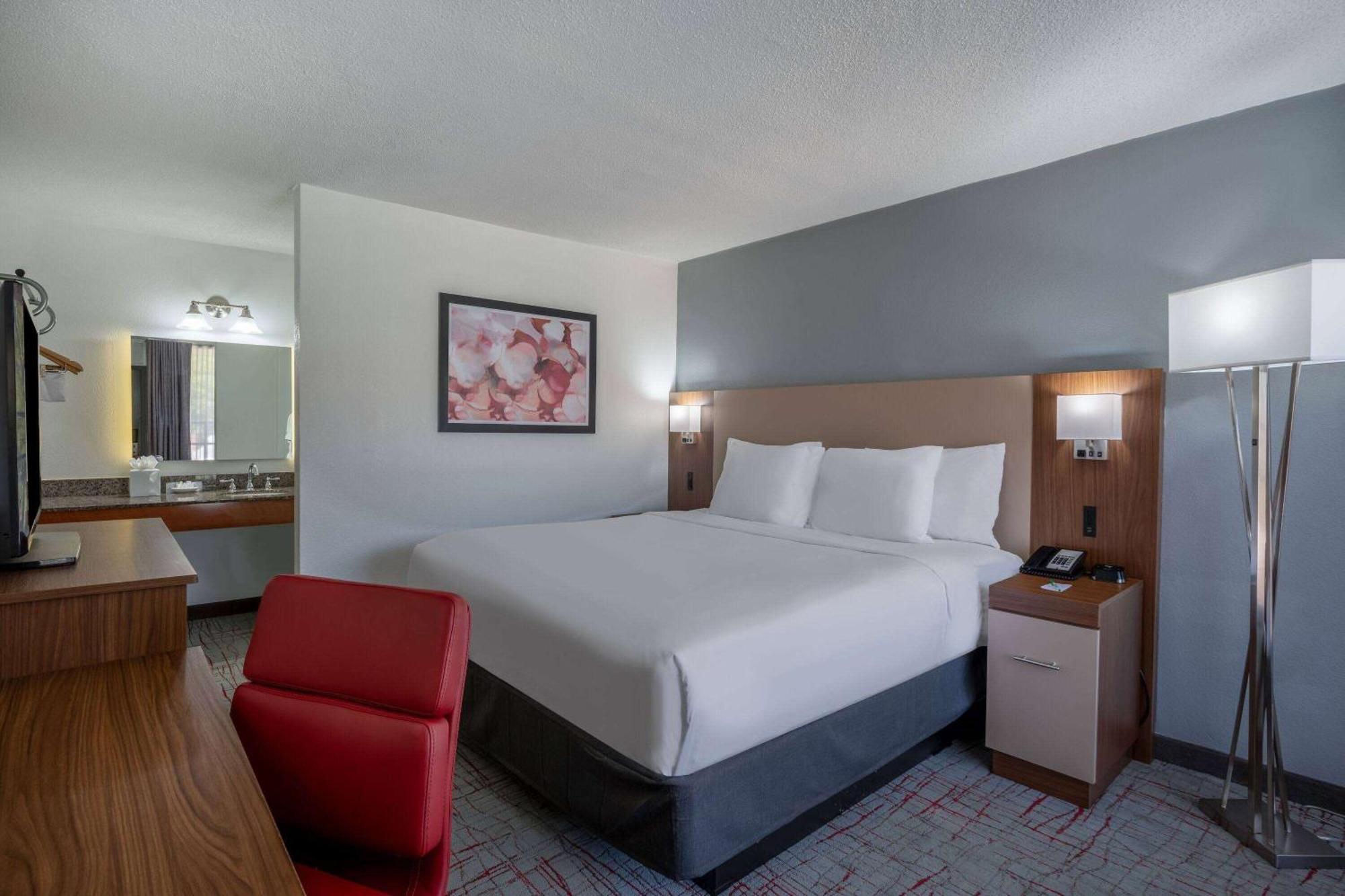 Отель Wyndham Garden Columbia-Ft Jackson Экстерьер фото